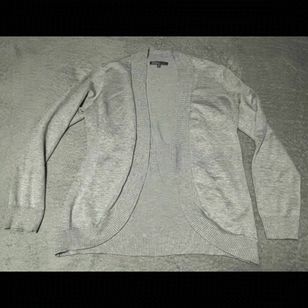 89TH & Madison open cardigan size medium. Soft, grey, excellent condition!